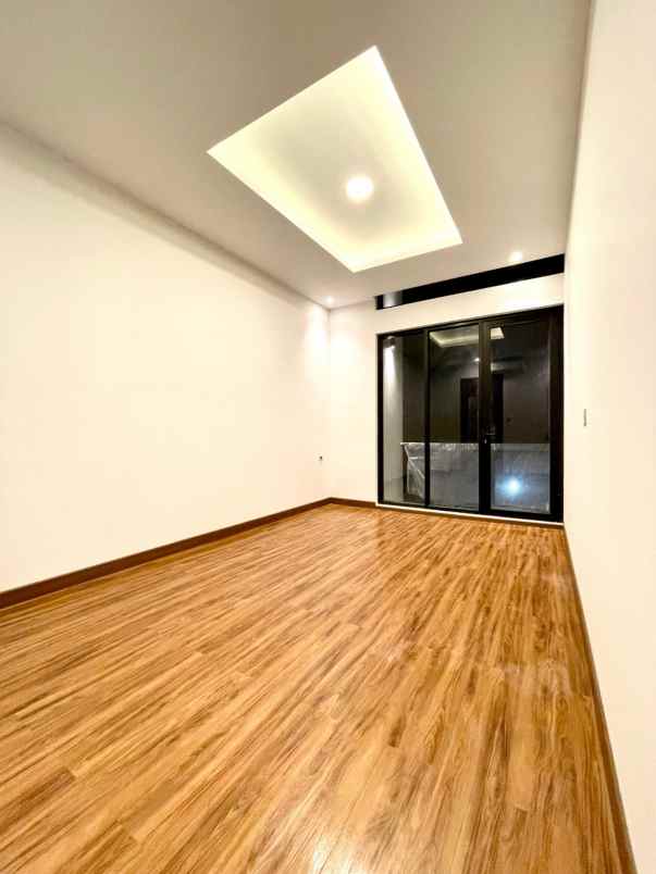 dijual rumah jl penggilingan baru i