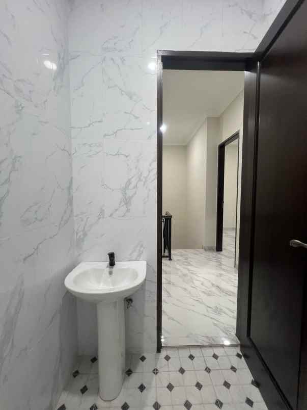 dijual rumah jl ratna raya jatibening