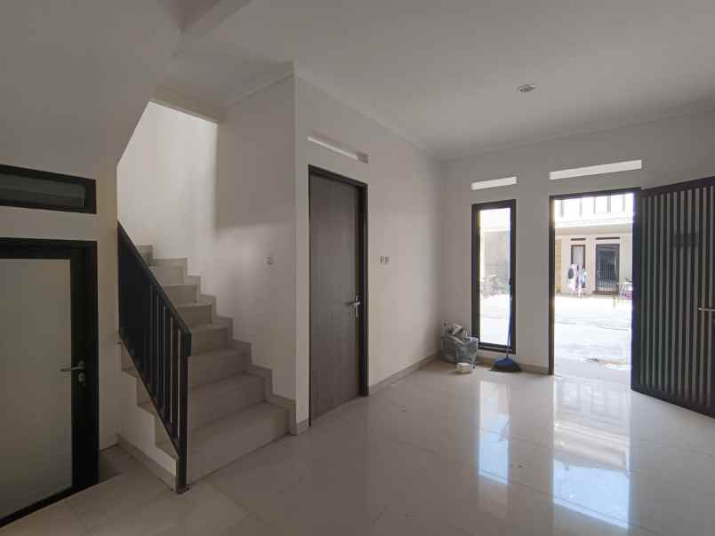 dijual rumah jl raya arco sawangan kota