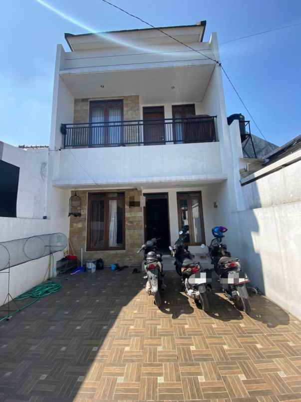 dijual rumah jl safir cisaranten