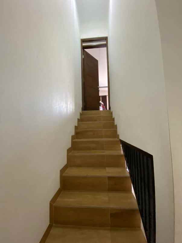 dijual rumah jl safir cisaranten