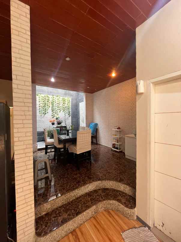 dijual rumah jl waruga parongpong