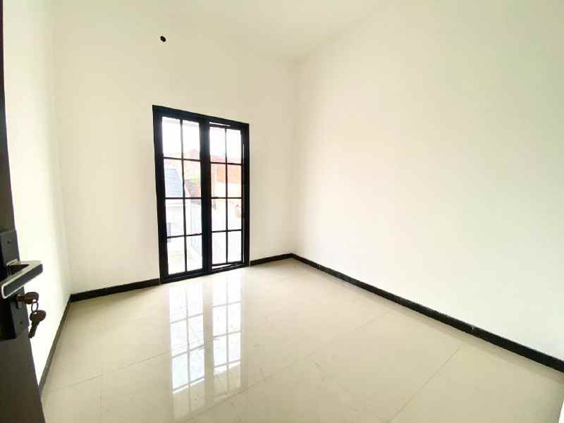 dijual rumah kebraon