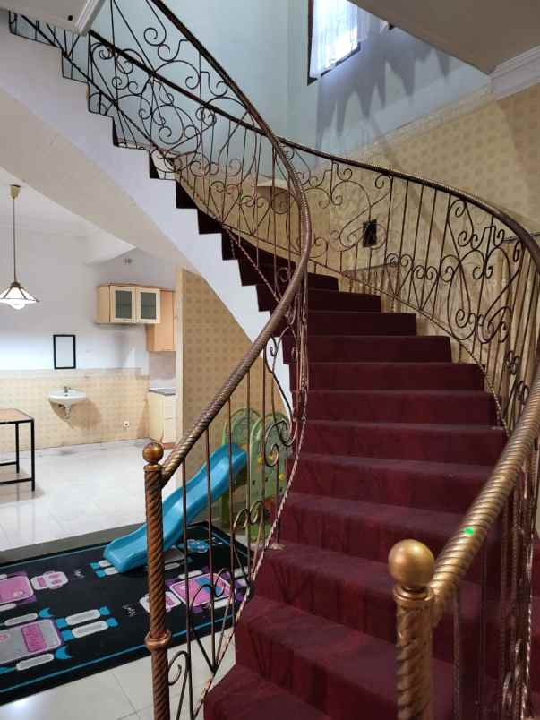 dijual rumah komp sanggar hurip jl