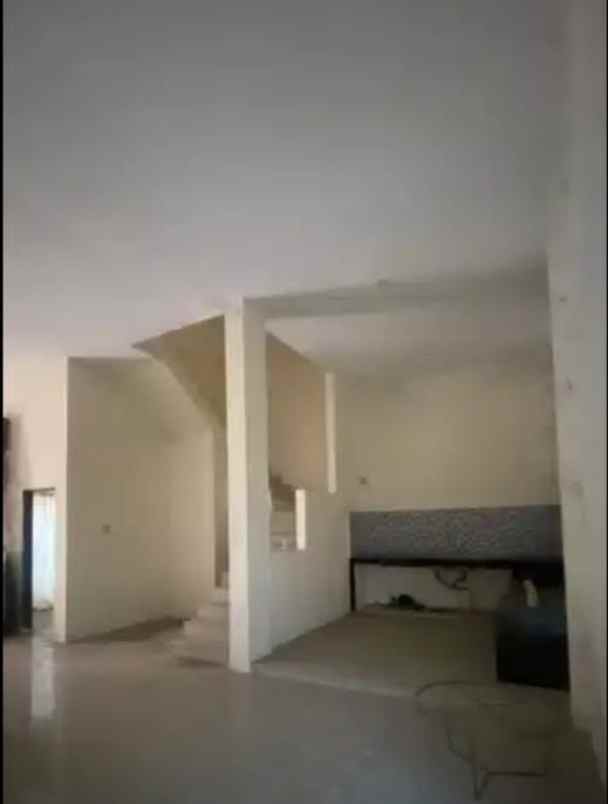 dijual rumah komplek graha metropolitan