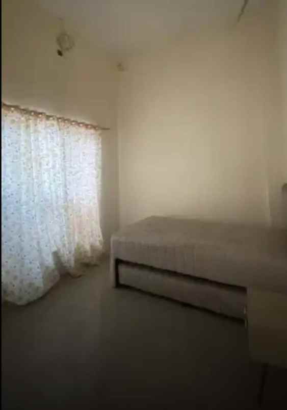 dijual rumah komplek graha metropolitan