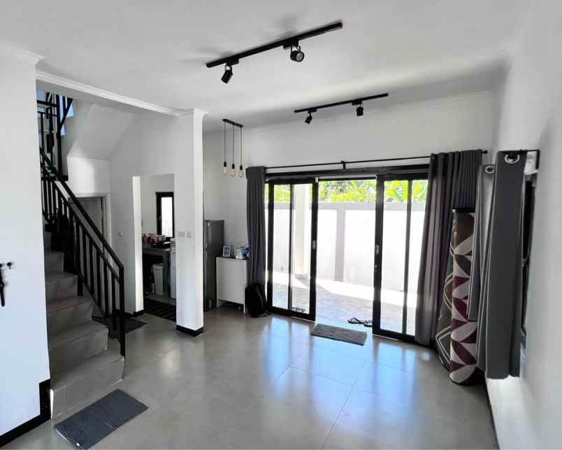 dijual rumah komplek mega regency