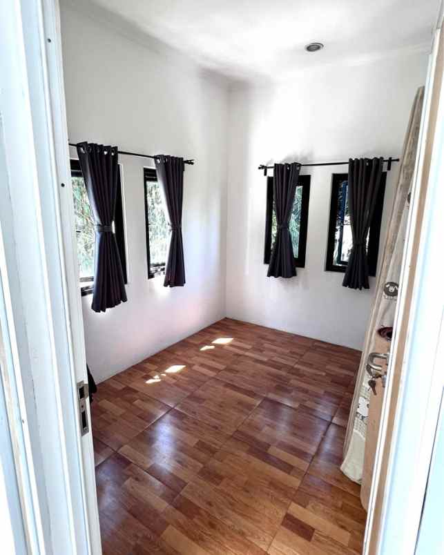 dijual rumah komplek mega regency