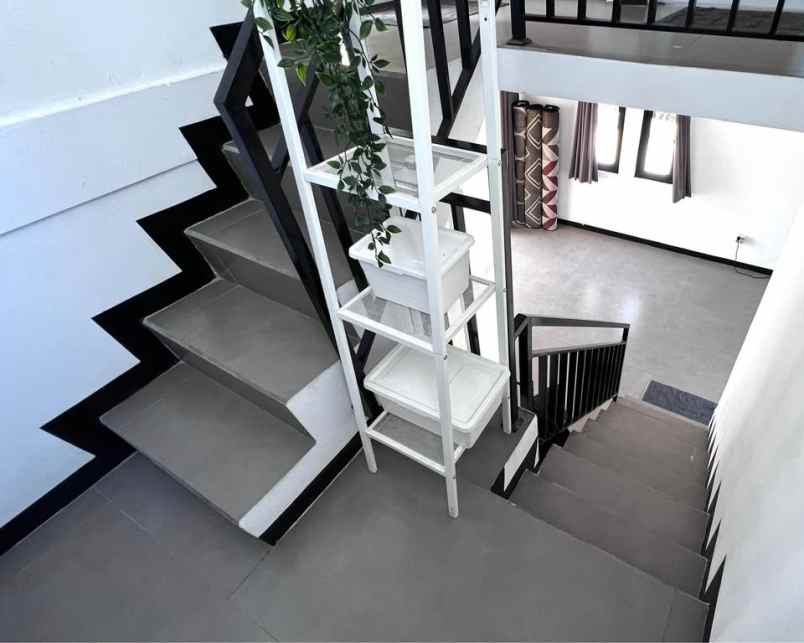 dijual rumah komplek mega regency