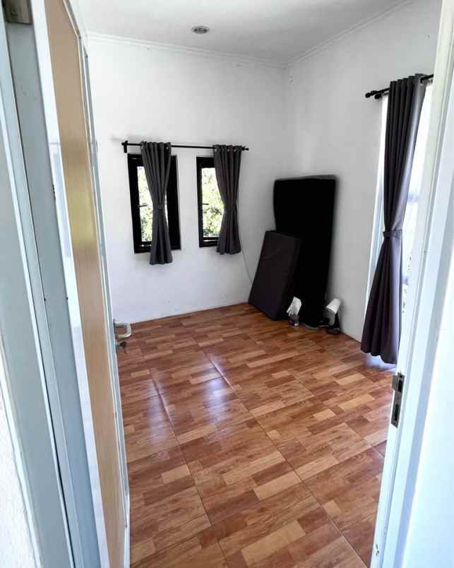 dijual rumah komplek mega regency