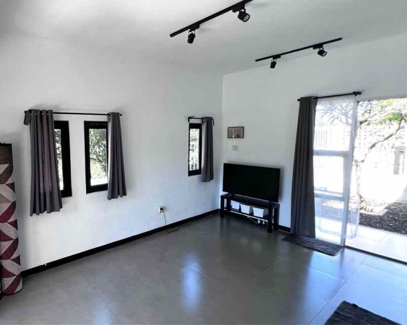 dijual rumah komplek mega regency