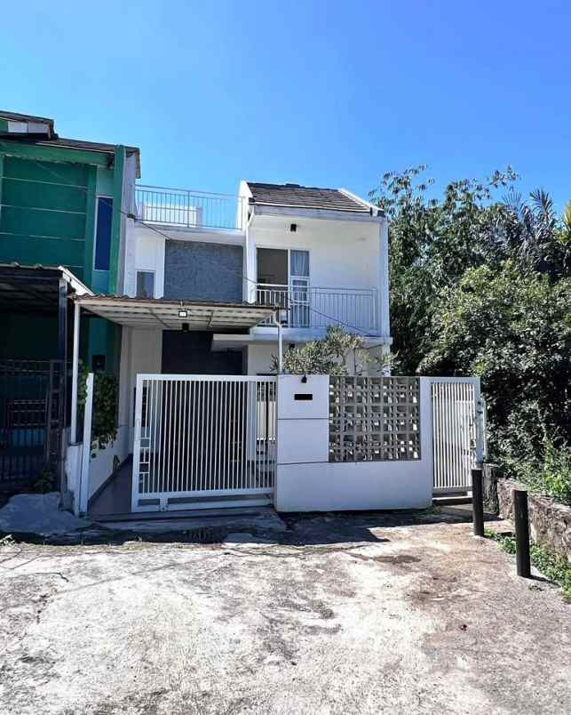 dijual rumah komplek mega regency