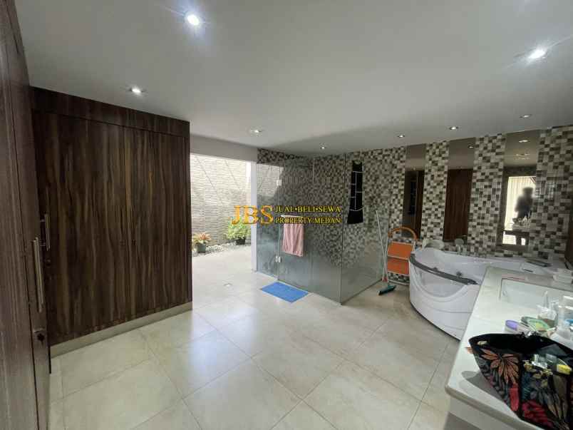 dijual rumah komplek royal sumatra