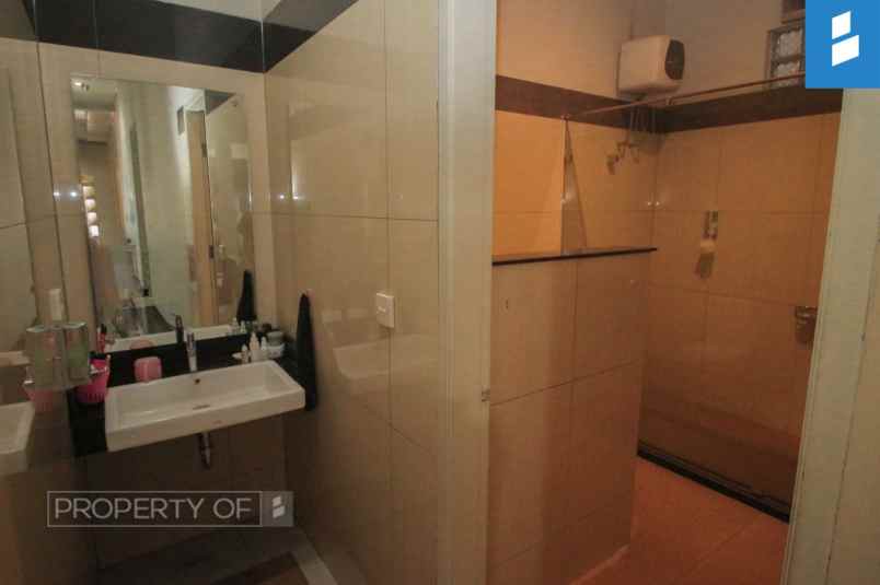 dijual rumah komplek surapati core