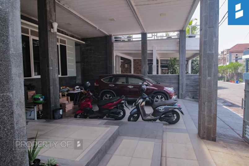 dijual rumah komplek surapati core