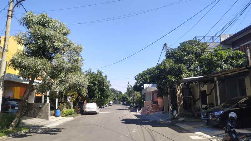 dijual rumah komplek surapati core