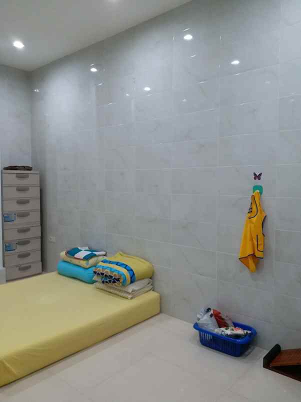 dijual rumah komplek taman palem