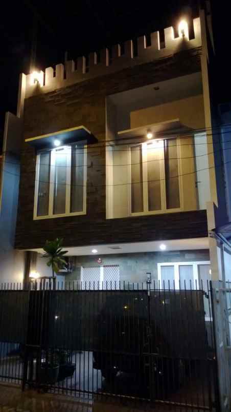 dijual rumah komplek taman palem