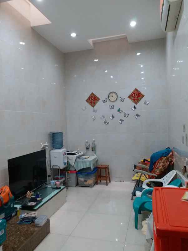 dijual rumah komplek taman palem