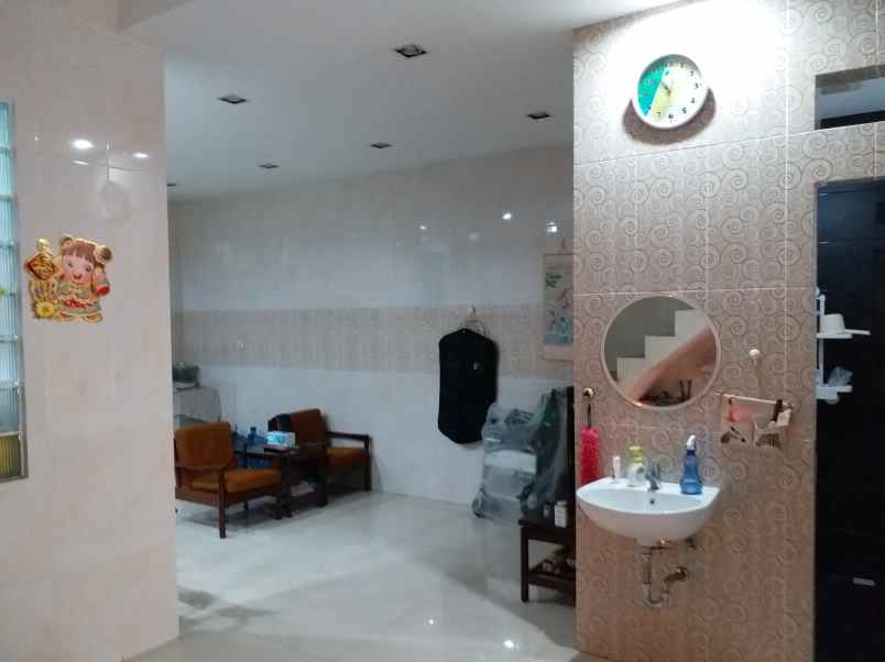 dijual rumah komplek taman palem