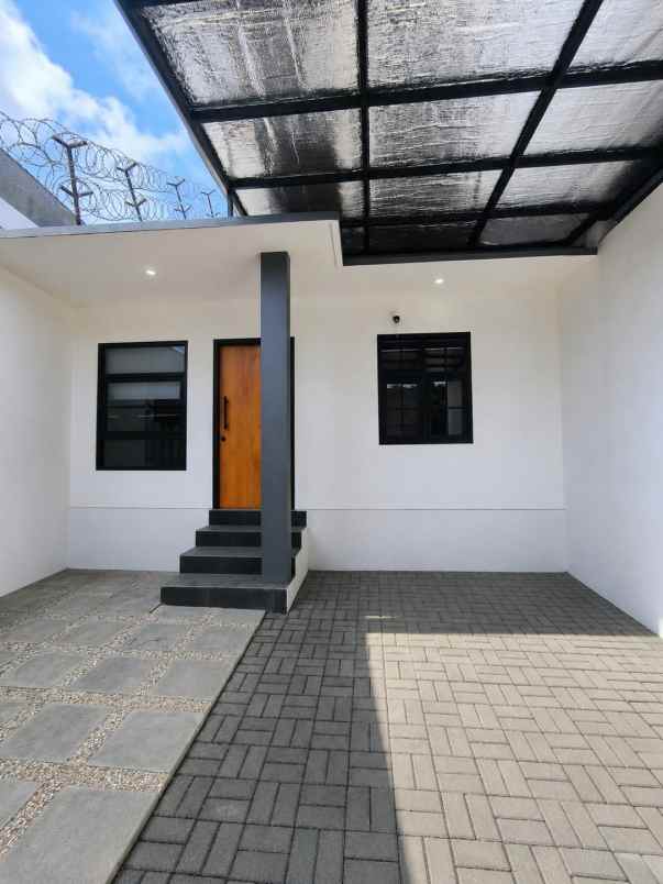 dijual rumah mainroad arcamanik