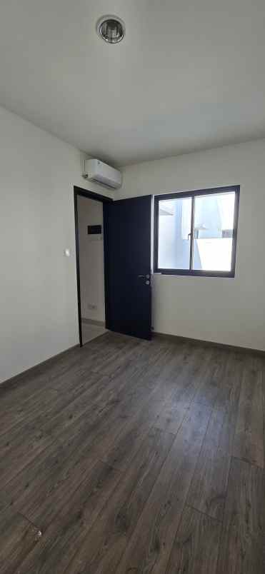 dijual rumah maison de wisteria metland