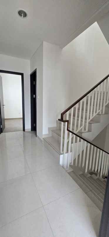 dijual rumah maison de wisteria metland