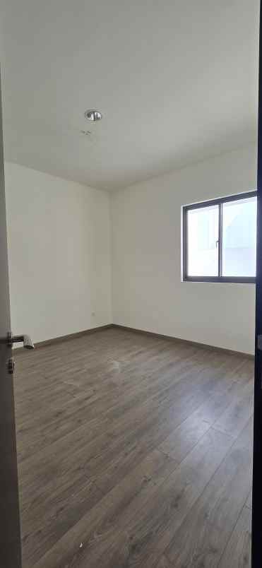 dijual rumah maison de wisteria metland