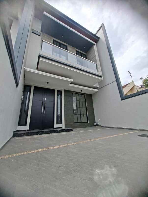 dijual rumah manyar