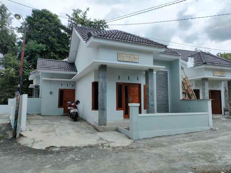 dijual rumah margokaton kec seyegan kab