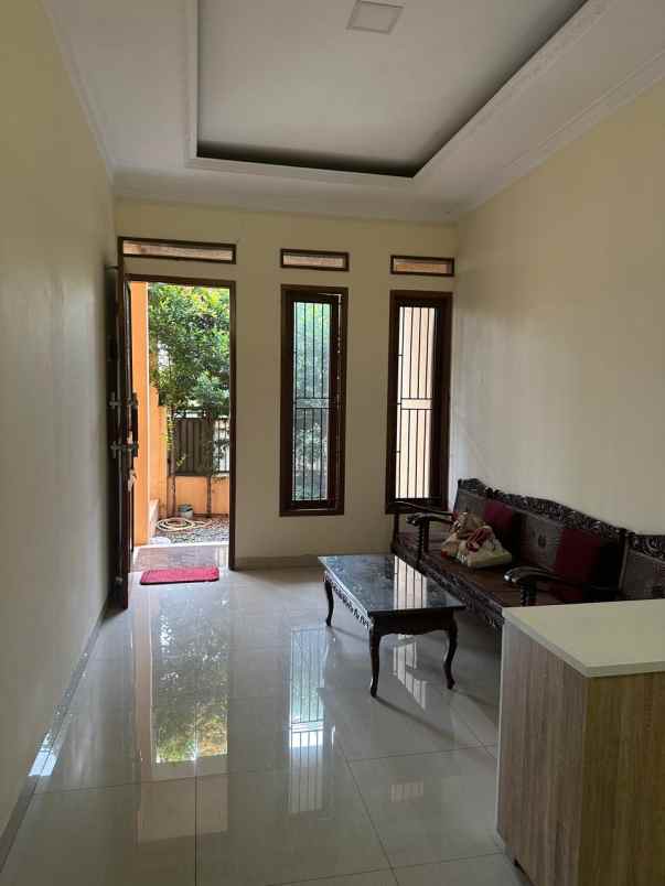 dijual rumah meruya selatan