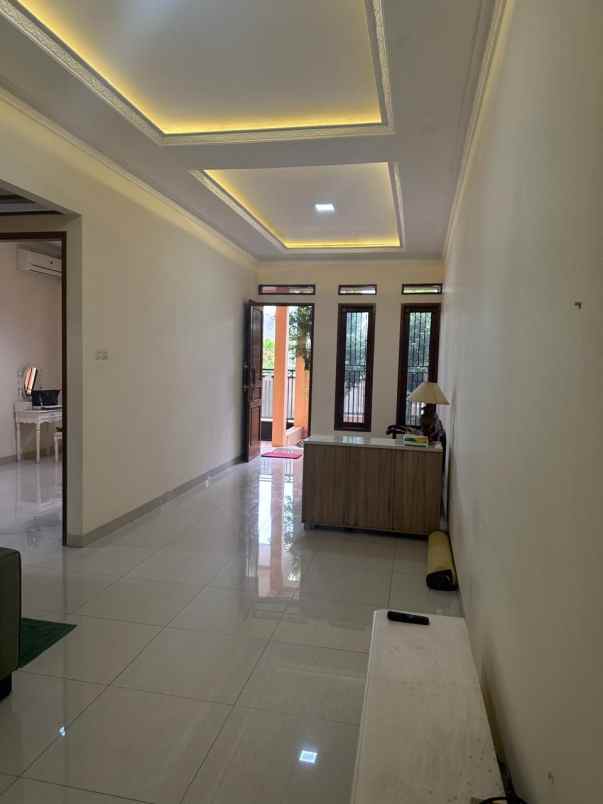 dijual rumah meruya selatan