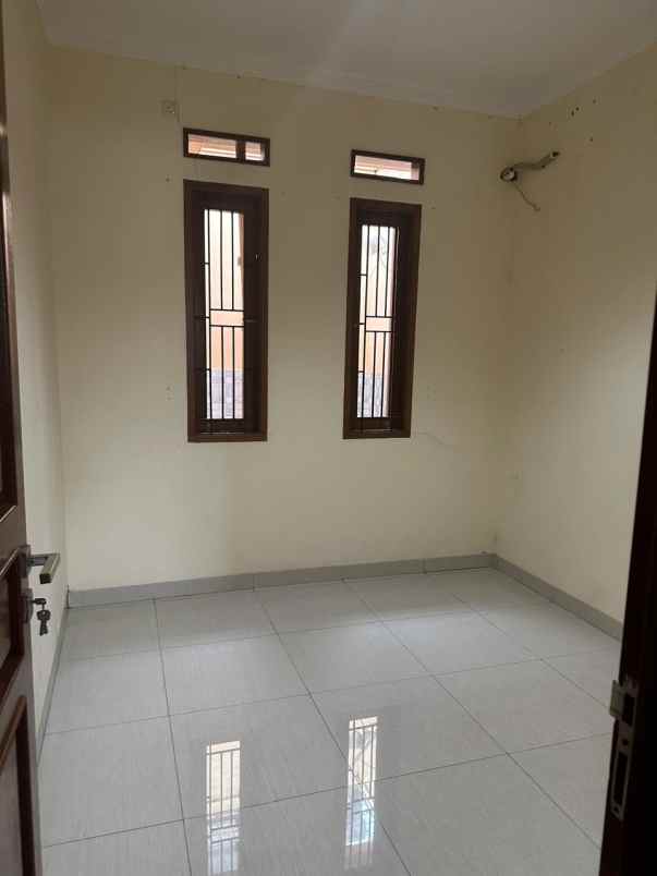 dijual rumah meruya selatan kembangan