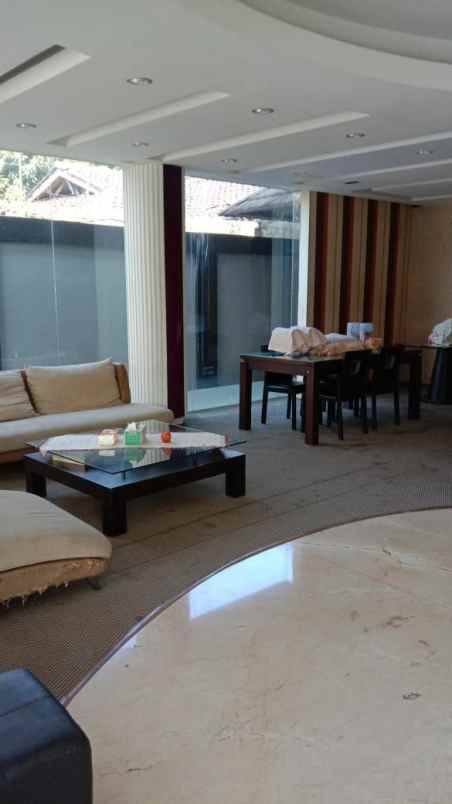 dijual rumah mewah dgn kolam renang di ciracas jaktim