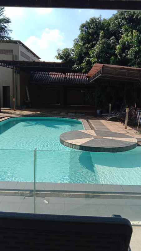 dijual rumah mewah dgn kolam renang di ciracas jaktim