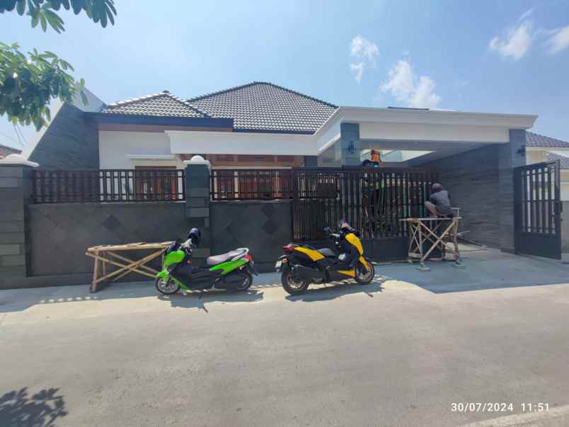 dijual rumah mewah di sumber banjarsari solo