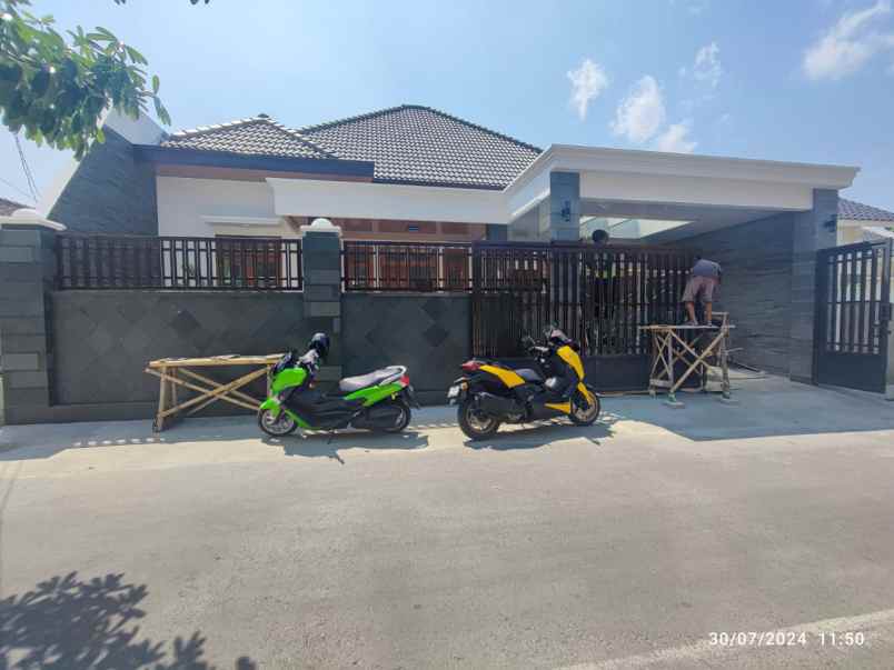 dijual rumah mewah di sumber banjarsari solo