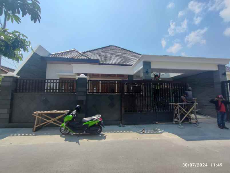 dijual rumah mewah di sumber banjarsari solo