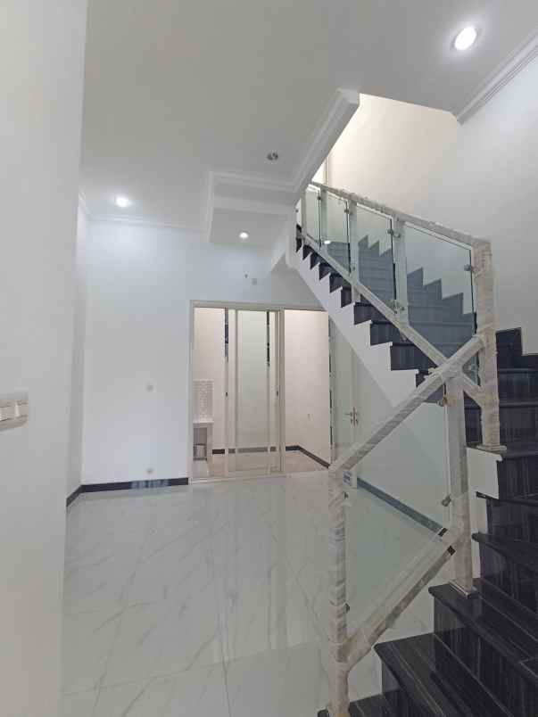 dijual rumah mulyosari