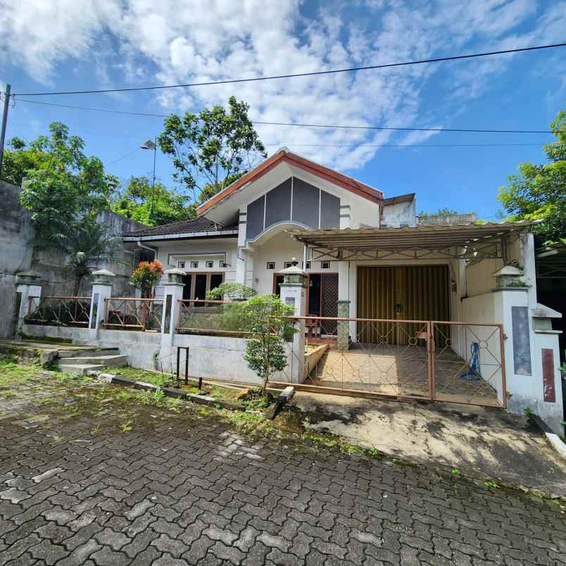 dijual rumah ngesrep