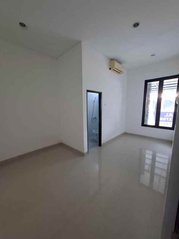 dijual rumah pakuwon city