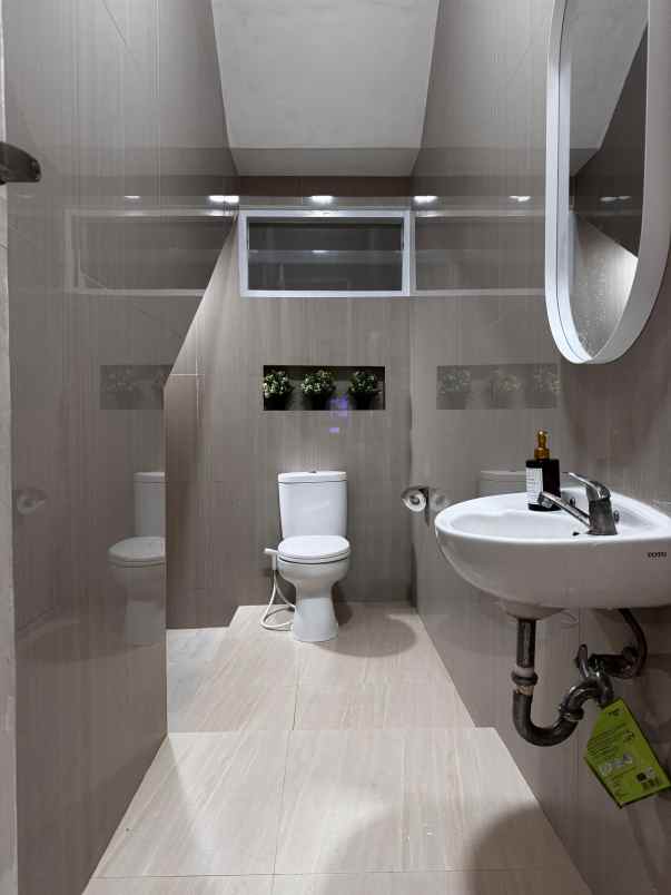 dijual rumah perumahan royal residence