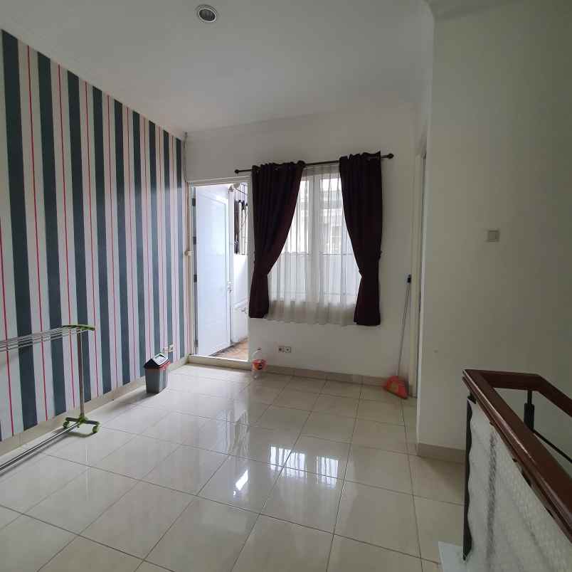 dijual rumah royal residence
