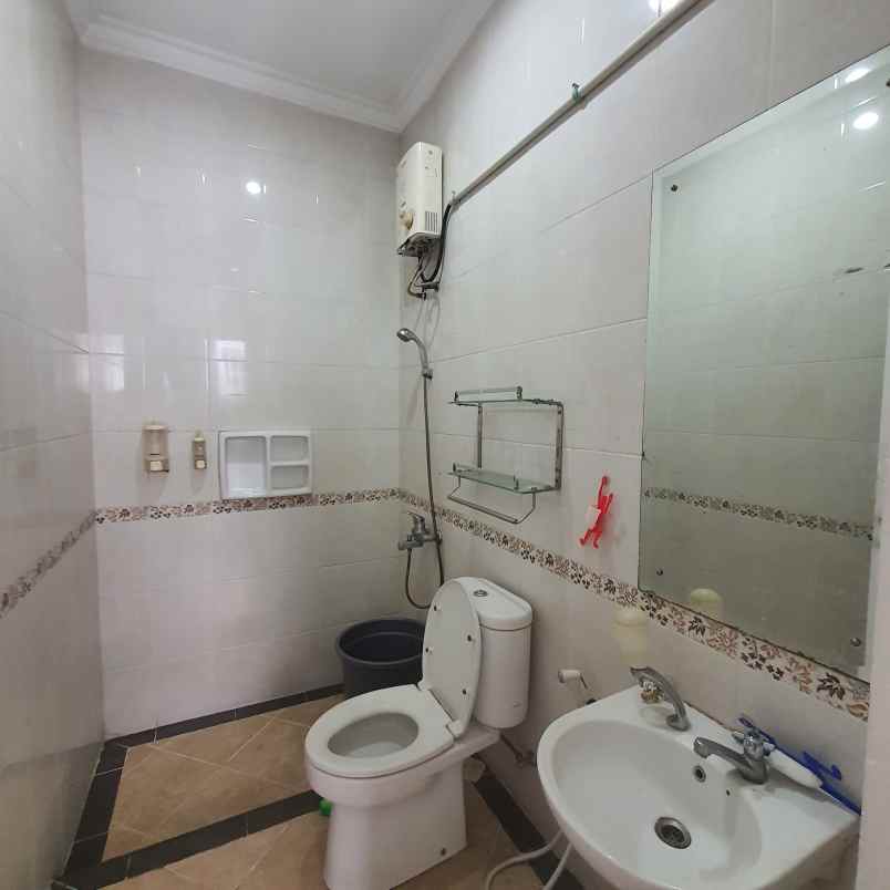 dijual rumah royal residence