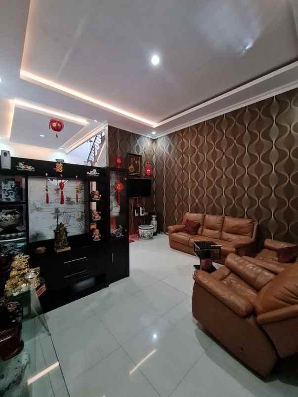 dijual rumah rungkut madya