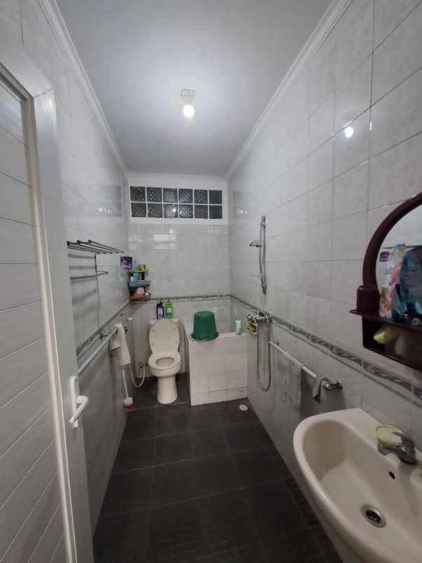 dijual rumah sanggar hurip