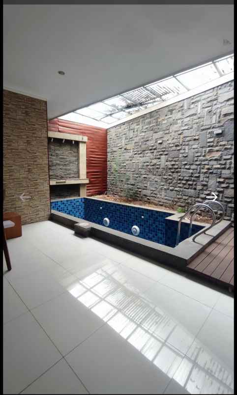 dijual rumah setraduta