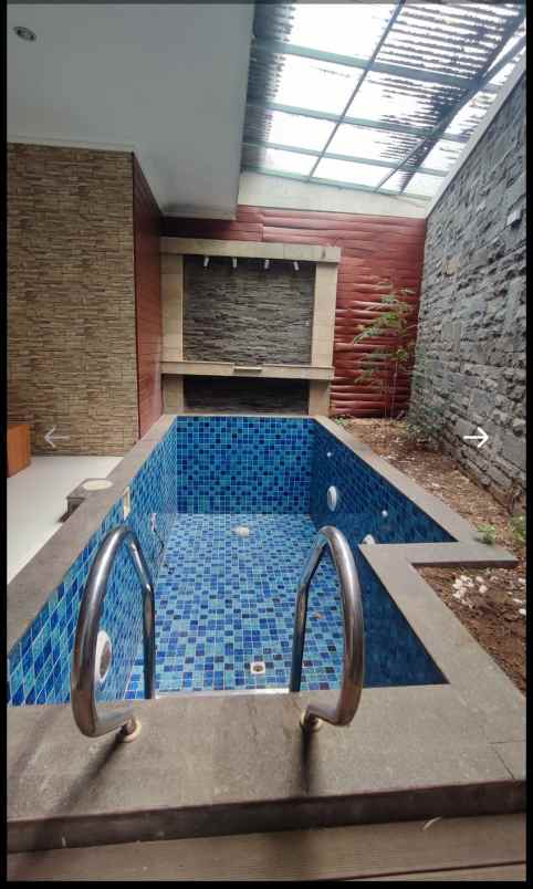 dijual rumah setraduta