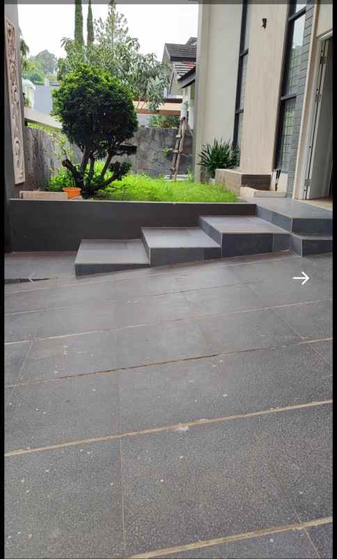 dijual rumah setraduta