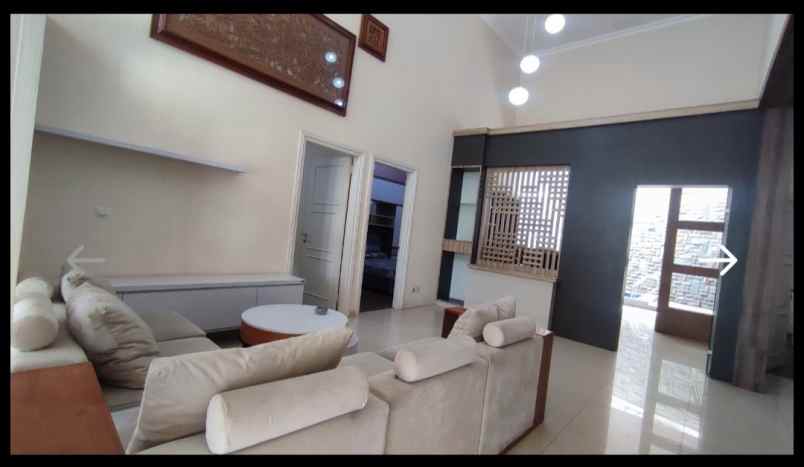 dijual rumah setraduta